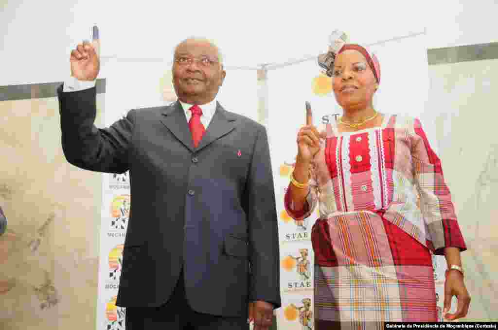 Presidente Armando Guebuza e a primeira-dama Maria da Luz Guebuza após votarem em Maputo