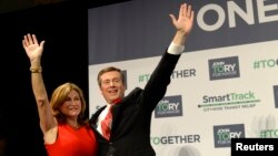 John Tory melambai bersama istrinya Barbara Hackett setelah terpilih sebagai Wali Kota di Toronto, 27 Oktober 2014. (Foto: Reuters)