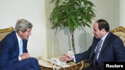 အမေရိကန်နိုင်ငံခြားရေးဝန်ကြီး John Kerry နဲ့ အီဂျစ်သမ္မတ Abdel Fattah el-Sissi တို့ ကိုင်ရိုမြို့မှာ တွေ့ဆုံစဉ်။ (ဂျွန် ၂၂။ ၂၀၁၄)