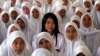 Para pelajar putri SMA di Banda Aceh mendengarkan instruksi bagaimana cara menyelamatkan diri saat menghadapi bencana gempa bumi. (Foto: ilustrasi/Reuters). 