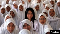 Para pelajar putri SMA di Banda Aceh mendengarkan instruksi bagaimana cara menyelamatkan diri saat menghadapi bencana gempa bumi. (Foto: ilustrasi/Reuters). 