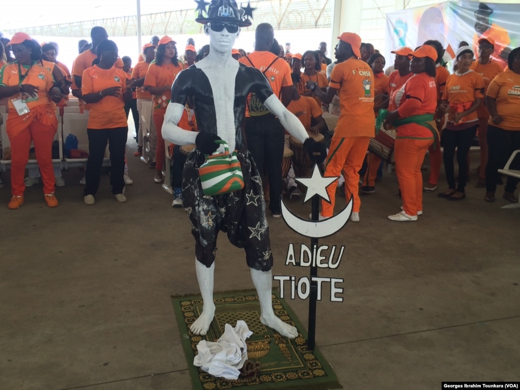 Les Ivoiriens attendent la dépouille de Cheik Tioté, à l&#39;aéroport d&#39;Abidjan, le 15 juin 2017. (VOA/Georges Ibrahim Tounkara)