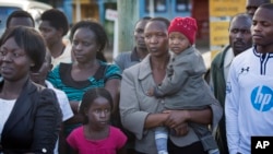 Des enfants qui ont échappé à un attentat au Kenya encadrés par leurs parents.