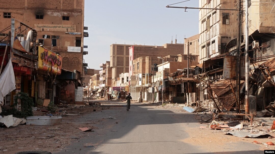 Situasi jalanan di Kota Omdurman yang hancur akibat perang di Sudan, dalam foto yang diambil pada 7 April 2024. (Foto: Reuters/El Tayeb Siddig)