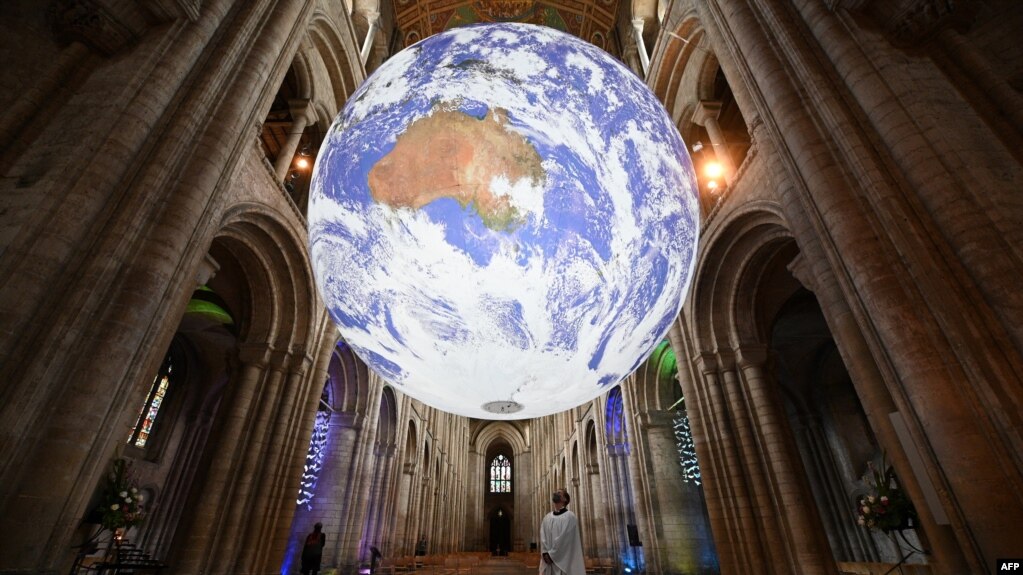 Phiên bản Quả đất có tên là 'Gaia' do nghệ sĩ Anh Luke Jerram tác tạo được treo lơ lửng trong Nhà thờ Ely ở Ely, Cambridgeshire, Anh.