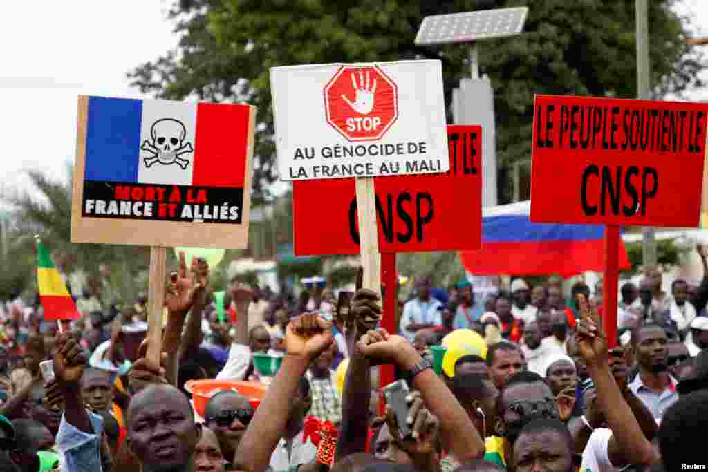 Waandamanaji wa upinzani wahudhuria mkutano wa hadhara kwenye uwanja wa Uhuru kusherehekea kuondolewa madarakani rais Ibrahim Boubacar Keita, &nbsp;Bamako, Mali, Aug. 21, 2020.