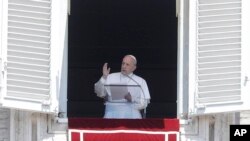 El papa Francisco saluda a los fieles tras la oración del Angelus desde la ventana de su estudio con vista a la plaza de San Pedro, en el Vaticano, el domingo 21 de julio de 2019. (AP Foto/Gregorio Borgia)