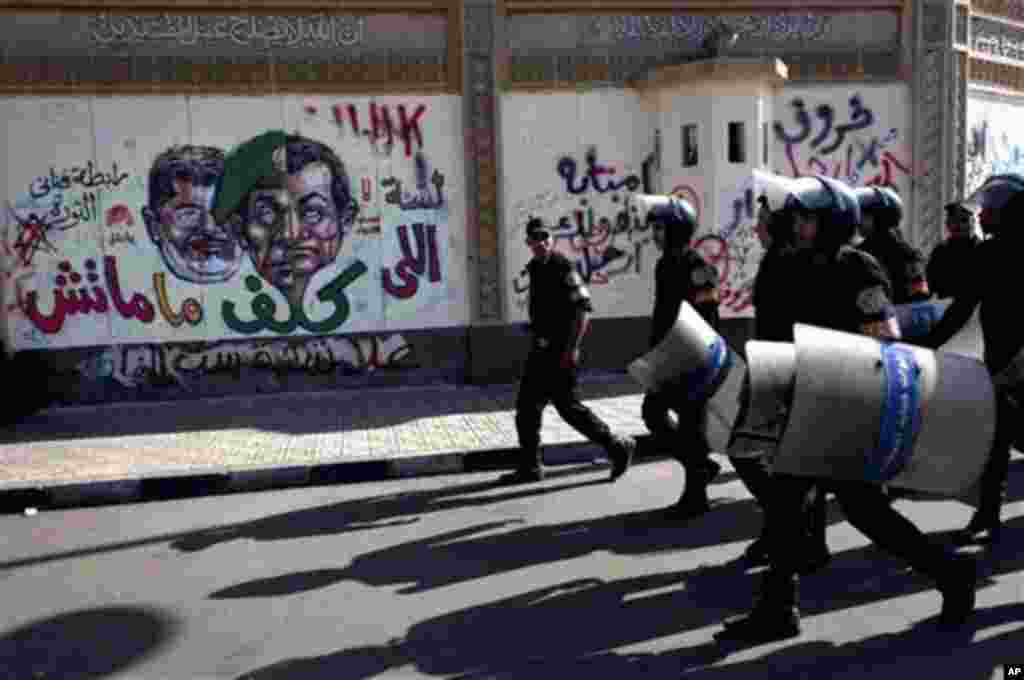 Biksu Buddha dan umatnya membawa bunga untuk dipersembahkan di pagoda Shwedagon di Rangoon, Myanmar, 17 April 2014. (AP Photo/Gemunu Amarasinghe)