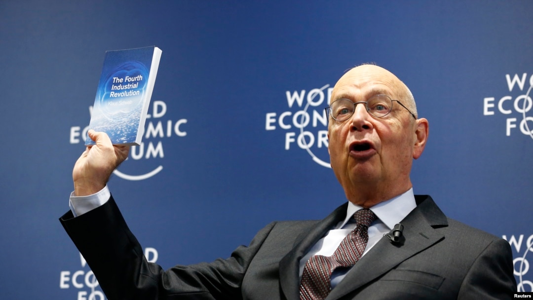 Klaus Schwab pendiri Forum Ekonomi Dunia, menunjukkan bukunya, 'The Fourth Industrial Revolution,' saat konferensi pers di Cologny, dekat Geneva, 13 Januari 2016. 