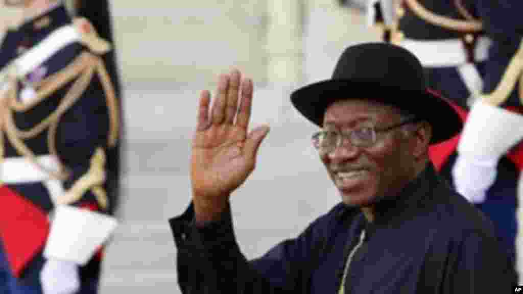 Shugaban Najeriya Goodluck Jonathan a wajen Taro kan Tsaro a Najeriya, a Zauren Elysee a Paris, 17 ga, Mayu 2014.