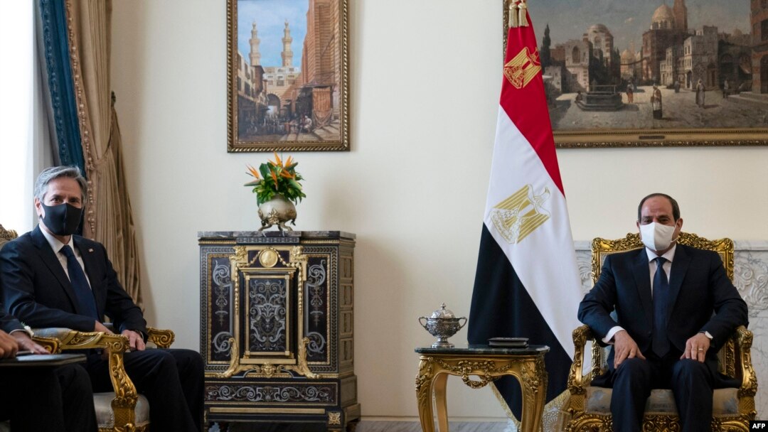 Menteri Luar Negeri AS Antony Blinken (kiri) bertemu dengan Presiden Mesir Abdel Fattah al-Sisi di Istana Kepresidenan Heliopolis pada 26 Mei 2021. (Foto: AFP/Alex Brandon)