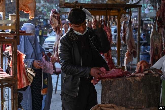 باشندگان کابل می‌گویند که قیمت آرد، برنج و روغن بین ۲۰۰ تا ۵۰۰ افغانی افزایش یافته است.