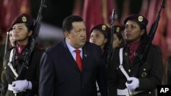 El presidente de Venezuela, Hugo Chávez, durante la ceremonia del aniversario 75 de la Guardia Nacional Bolivariana.