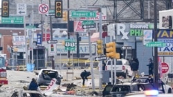 Anggota tim investigasi memeriksa lokasi kecelakaan di mana sebuah pesawat kecil jatuh di Philadelphia, pada 1 Februari 2025. (Foto: AP/Matt Rourke)