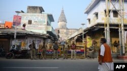 Pasukan keamanan India melakukan penjagaan terhadap reruntuhan masjid Babri pada peringatan 26 tahun penghancuran masjid itu oleh Hindu garis keras India,di Ayodhya Kamis (6/12). 