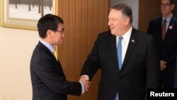 마이크 폼페오 미국 국무장관과 고노 다로 일본 외무상이 지난해 10월 도쿄에서 회담에 앞서 악수하고 있다.