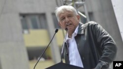 El presidente electo de México, Andrés Manuel López Obrador, habla durante un evento en conmemoración de una sangrienta represión contra estudiantes que ocurrió hace 50 años en la Plaza de Tlatelolco en Ciudad de México.