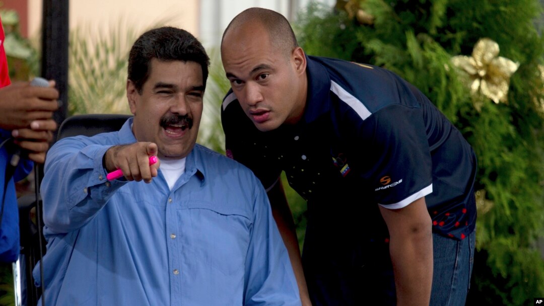 El presidente venezolano, Nicolás Maduro, (izquierda) habla con el diputado oficialista Héctor Rodríguez, en Caracas, Venezuela, el 21 de noviembre, de 2016.