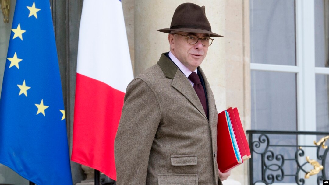 Menteri Dalam Negeri Perancis Bernard Cazeneuve setelah rapat kabinet mingguan di Istana Elysee di Paris, 2 Desember 2015. 