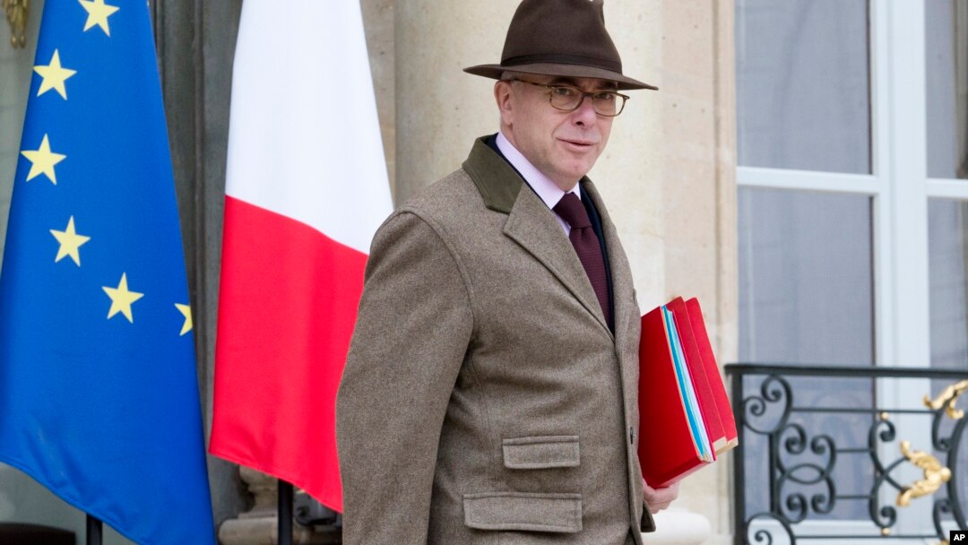 Bộ trưởng Nội vụ Pháp Bernard Cazeneuve rời khỏi cuộc họp nội các hàng tuần tại điện Elysee ở Paris, ngày 02/12/2015.