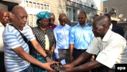 Un soldat de Renamo livre des armes aux membres de Renamo à Beira, au centre du Mozambique, le 9 ocyobre 2015.