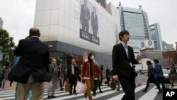 Suasana di sebuah penyeberangan jalan di Tokyo.