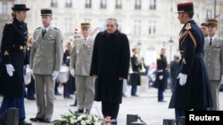 Cuba's President Raul Castro attends a ceremony at the Tomb of the Unknown Soldier at the Arc de Triomphe in Paris, France, Feb. 1, 2016. 