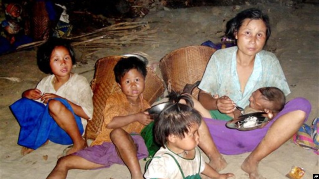 Hầu hết những người sống trong trại Mae La đều là người sắc tộc Karen đã bỏ chạy khỏi quê nhà để trốn tránh sự áp bức của quân đội ở Miến Ðiện.