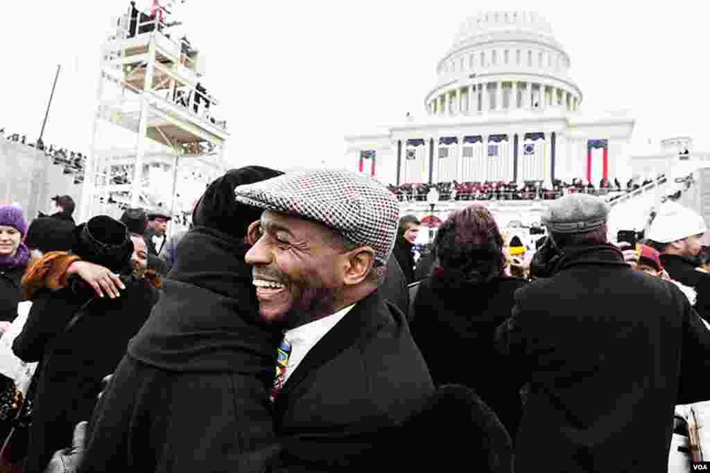 奥巴马总统就职演说结束后，在场观众拥抱庆贺。（美国之音常晓拍摄）