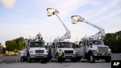 ARCHIVO: Camiones de compañías de electricidad se preparan para auxiliar a la población en Crystal River, Florida, después del paso del huracán Helene el 27 de septiembre de 2024.