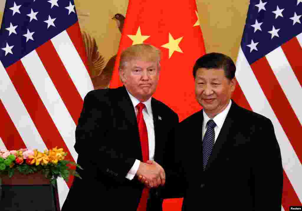 O Presidente dos EUA Donald Trump e o Presidente da China Xi Jinping fazem comunicado conjunto no Grande Salão do People em Pequim, China. 9 de Novembro, 2017.