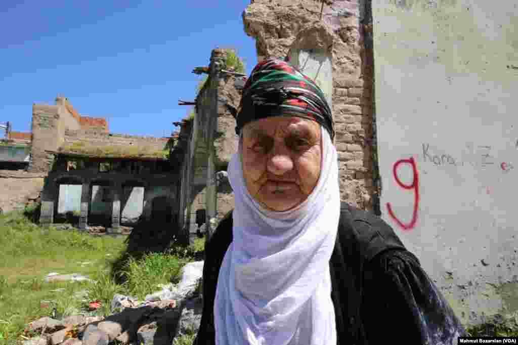 Sur'da geçen yılki sokağa çıkma yasağından sonra istimlak edilen evlerden tahliyeler&nbsp;