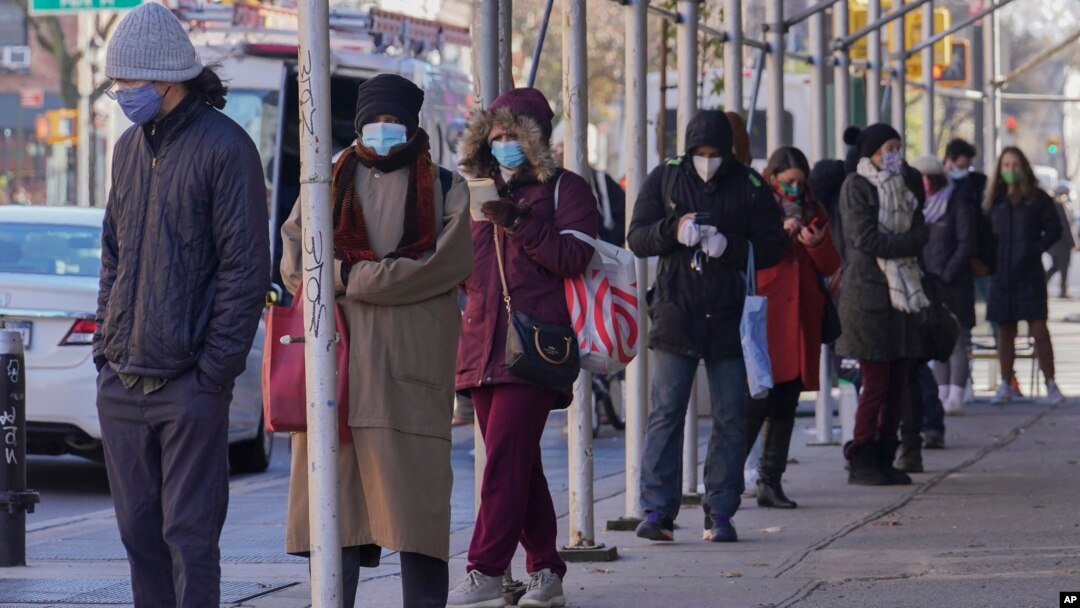 Warga AS antre untuk melakukan tes COVID-19 di sebuah klinik kesehatan di New York (foto: ilustrasi). 