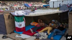 Migrantes descansan en una casa de campaña inprovisada en un estadio de la Ciudad de México el 6 de noviembre de 2018.