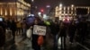 Warga menghadiri aksi protes di depan gedung pemerintahan di Belgrade, Serbia, pada 11 November 2024. (Foto: Reuters/Marko Djurica)