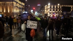 Warga menghadiri aksi protes di depan gedung pemerintahan di Belgrade, Serbia, pada 11 November 2024. (Foto: Reuters/Marko Djurica)