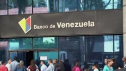 Grandes filas para cambiar billetes de 100 Bolívares en Venezuela
