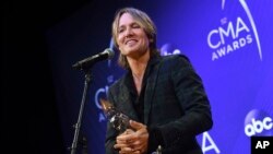 Keith Urban gana el galardón como Artista del Año CMA el miércoles, 14 de noviembre de 2018.