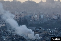 Asap mengepul di atas Gaza, di tengah konflik yang sedang berlangsung antara Israel dan Hamas, terlihat dari Israel selatan, 24 Desember 2023. (Foto: REUTERS/Violeta Santos Moura)