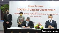 Penandatanganan Letter of Intent (surat minat) terkait rencana pengadaan vaskin Covid-19 dari AstraZeneca oleh pemerintah Indonesia. (courtesy: Kemlu RI)