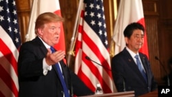 Rais wa Marekani, Donald Trump (L) na Waziri Mkuu wa Japan, Shinzo Abe