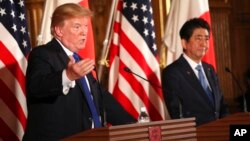 Le président Donald Trump, à gauche, et le Premier ministre japonais Shinzo Abe, à droite, lors d'une conférence de presse conjointe au Palais Akasaka, à Tokyo, 6 novembre 2017.