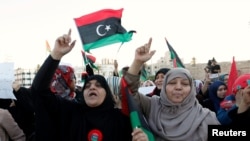 Des manifestations protestent contre la présence militaire française en Libye, sur la place des Martyrs à Tripoli, le 22 juillet 2016.