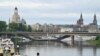 Pemandangan bagian Jembatan Carola (Carolabruecke) yang rusak dan runtuh ke Sungai Elbe, di kota Dresden, Jerman. (Reuters)&nbsp;