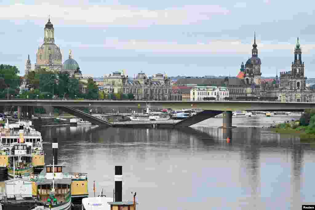 Pemandangan bagian Jembatan Carola (Carolabruecke) yang rusak dan runtuh ke Sungai Elbe, di kota Dresden, Jerman. (Reuters)&nbsp;