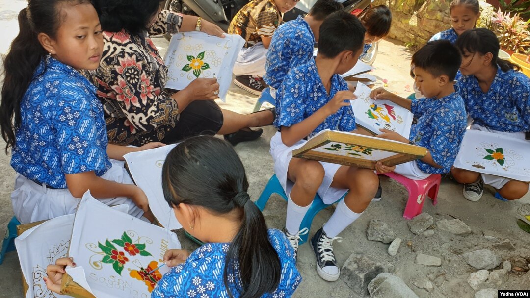 Puluhan siswa SD berlatih membatik di sentra Kampung Batik Laweyan Solo, Rabu, 2 Oktober 2019. (Foto : VOA/ Yudha Satriawan)