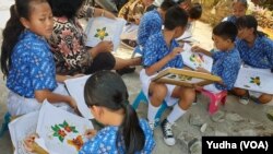 Puluhan siswa SD berlatih membatik di sentra Kampung Batik Laweyan Solo, Rabu, 2 Oktober 2019. (Foto : VOA/ Yudha Satriawan)