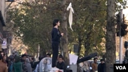 جمهوری اسلامی به شدت با معترضان به حجاب اجباری برخورد می‌کند - تصویری از معترضان که به دختران انقلاب مشهور شده‌اند