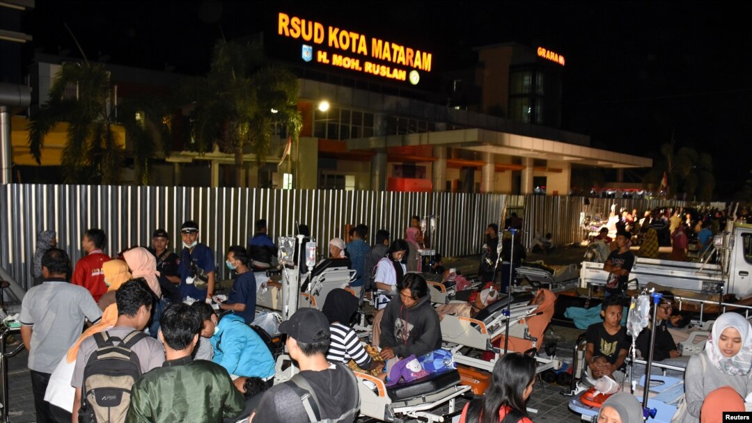 Pacientes son evacuados a un estacionamiento afuera de un hospital en Ciudad Mataram, tras un fuerte terremoto en la isla de Lombok, Indonesia. 5 de agosto de 2018, en esta foto de Antara, vía REUTERS.