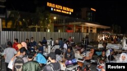 Pacientes son evacuados a un estacionamiento afuera de un hospital en Ciudad Mataram, tras un fuerte terremoto en la isla de Lombok, Indonesia. 5 de agosto de 2018, en esta foto de Antara, vía REUTERS.